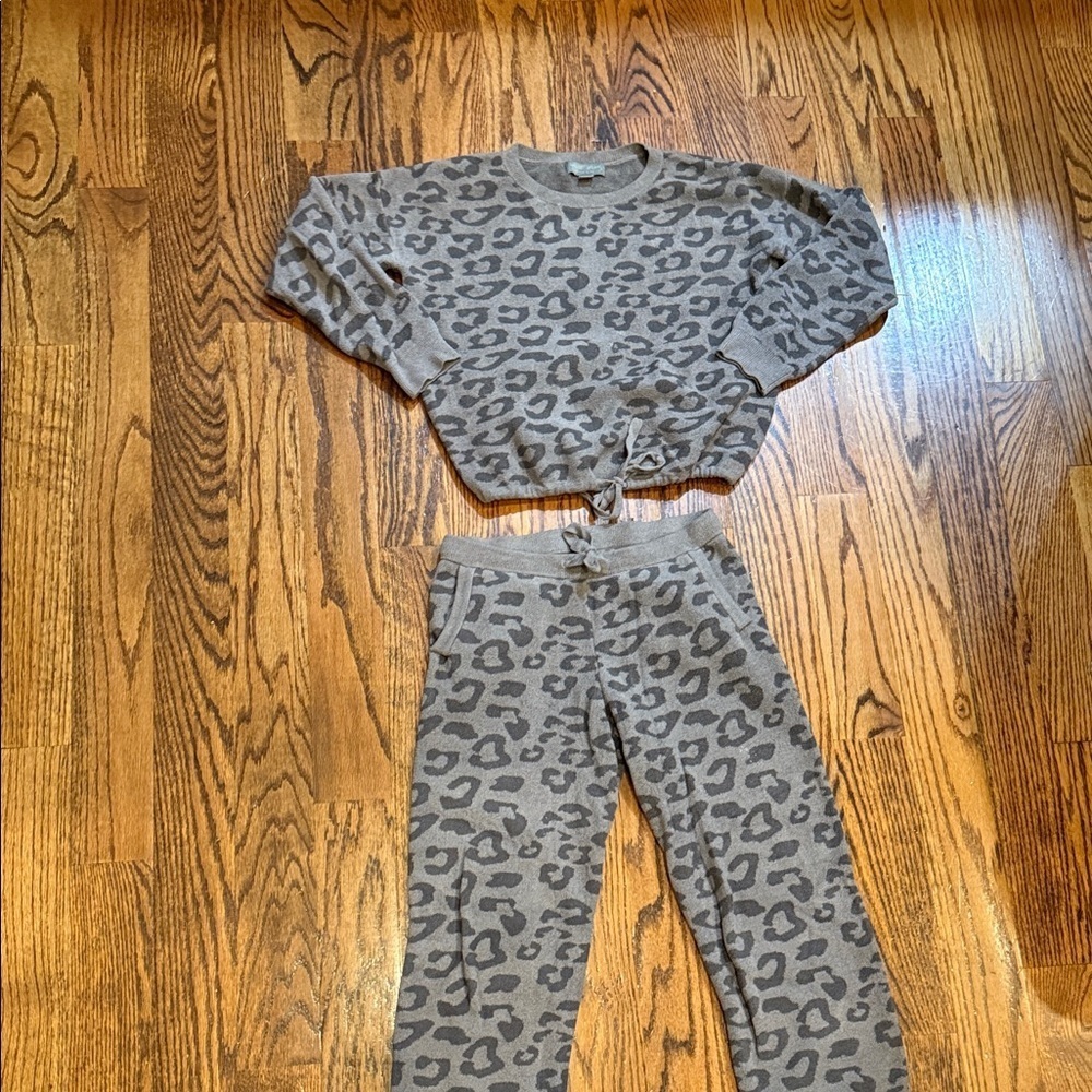Barefoot dreams girls matching leopard print set (top/bottom) size 12/14 EUC